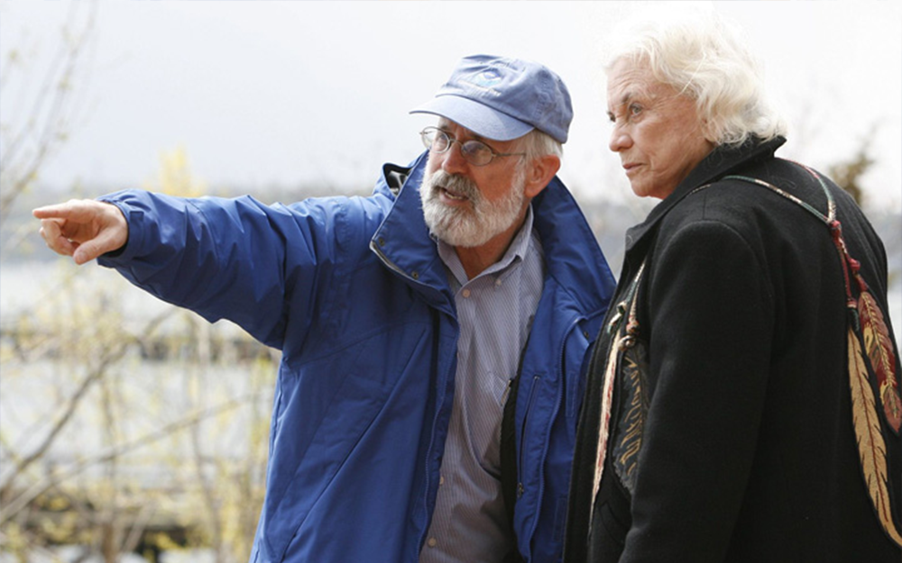 Emeritus Dean & Director John T. Wells talks with Justice Sandra Day O'Connor on the VIMS campus.