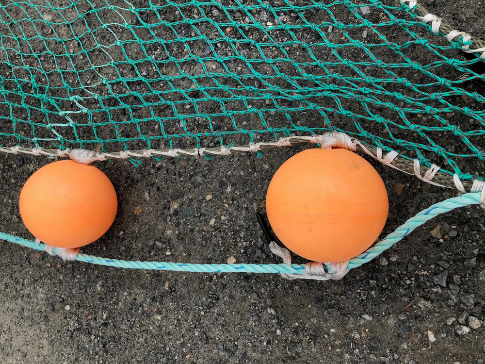trawl netting edge with attached sphere-shaped floats