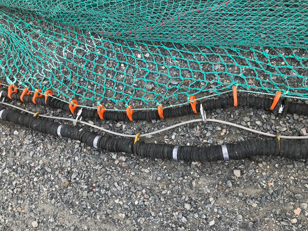 trawl netting edge with attached footrope sweep array and zipper traveler array